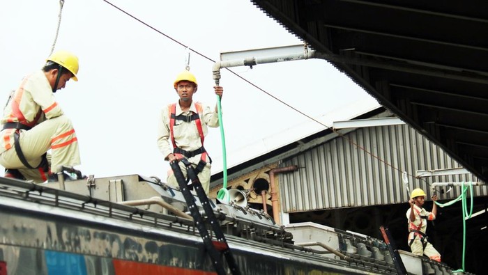 Begini Proses Pengisian Air Toilet di Kereta Dok. KAI KAI menerapkan prosedur ketat untuk menjaga kebersihan kereta, termasuk sistem On Train Cleaning. Kebersihan toilet hingga kabin dijaga selama perjalanan.