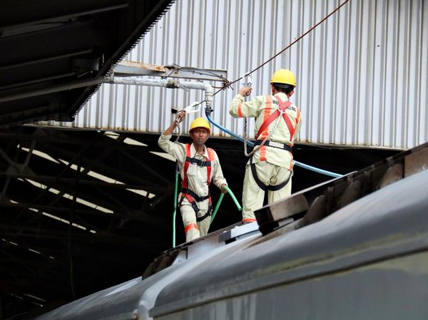 Begini Proses Pengisian Air Toilet di Kereta