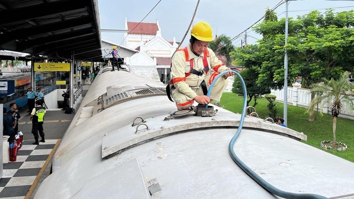 Begini Proses Pengisian Air Toilet di Kereta Dok. KAI KAI menerapkan prosedur ketat untuk menjaga kebersihan kereta, termasuk sistem On Train Cleaning. Kebersihan toilet hingga kabin dijaga selama perjalanan.