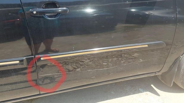 Body mobil korban penyok dan tergores akibat serempetan dengan mobil dinas Propam Tapsel. (Istimewa)