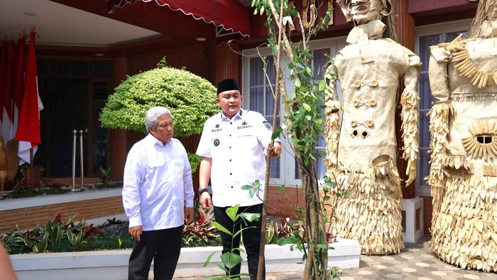 Bupati Bogor (kanan) Rudy Susmanto bersama Kepala Dinas Kehutanan Provinsi Jawa Barat Dodit Ardian Pancapana.
