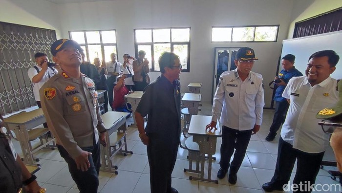 Bupati Ciamis Herdiat Sunarya saat meninjau ruang kelas baru SDN 2 Kujang Cikoneng yang sebelumnya hangus terbakar, kini selesai dibangun.