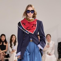 Di samping tas, sepatu, hingga tumpukan gelang-kalung emas, secara jelas scarf menjadi aksesori yang diprimadonakan sebagai salah satu fashion statement. Sebuah scarf raksasa bahkan digunakan untuk menutup area outdoor yang menjadi salah satu bagian panggung peragaan. Scarf Celine juga membungkus undangan yang dikirim ke semua tamu. (Foto: Dok. Celine)