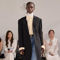 Rider mempersembahkan sekitar 70 look untuk pria dan wanita yang mungkin mengecewakan bagi mereka yang berharap perubahan drastis untuk Celine. Bagi pria 44 tahun asal Amerika Serikat itu, kembali ke Celine seperti pulang ke rumah. Ia pernah menjadi bagian dari tim kreatif Celine selama hampir 10 tahun ketika posisi desainer utama dipegang oleh Phoebe Philo (2008 - 2017). (Foto: Dok. Celine)
