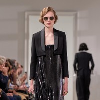 Sepatu merupakan produk pertama yang ditawarkan oleh Céline Vipiana ketika mendirikan label ini pada 1945. Maka wajar, alas kaki Celine juga mendapat perhatian khusus Rider dengan memberikan sentuhan baru seperti dalam bentuk ankle boots berwarna vibrant dengan logo yang terpampang nyata, hingga sepatu balerina klasik. (Foto: Dok. Celine)