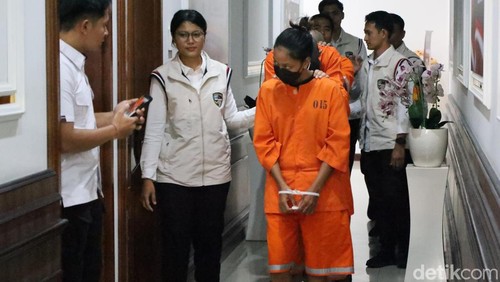 Constantin dan lima komplotannya digiring polisi ke kantor Ditressiber Polda Bali, Rabu (9/7/2025). (Aryo Mahendro/detikBali).