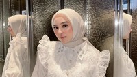Dinan Fajrina juga memperlihatkan banyaknya kumpulan foto dengan Doni Salmanan. Aku sama suamiku bareng bareng mungkin 6 bulan lah ya dari proses ketemu sampai menikah, tapi stok foto dan videonya kayak bareng bareng 6 tahun, tulisnya. (Foto: dok Instagram dinanfajrina)