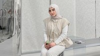 Dinan Fajrina tampak tetap sibuk bekerja sebagai selebgram dan pengusaha pakaian. Ke kantor seminggu sekali, kerja sesuai mood, tulisnya. (Foto: dok Instagram dinanfajrina)