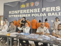 Polisi Obok-obok HP dan Laptop 6 Tersangka Pencuri Data Pribadi di Bali