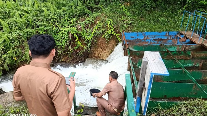 DLH Malinau mengecek kondisi air saat berada di Pit Todok TP 09 PT KPUC.