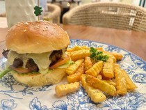 Jurnalis Inggris Suka Nasi Box Indonesia hingga Kafe Bangunan Kolonial di Depok