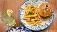 Jika tertarik mampir ke Dopamine Heritage, kafe ini buka mulai pukul 11.00-00.00. Area bersantapnya nyaman, lengkap dengan pendingin udara yang bekerja maksimal. Foto: Andi Annisa DR/detikFood