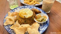 Nasi Goreng Dopamine dibanderol Rp 48 ribu. Toppingnya lengkap, dari telur mata sapi, kerupuk udang, acar, dan ayam goreng. Foto: Andi Annisa DR/detikFood