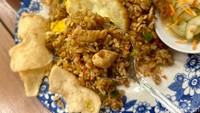 Rasa manis gurih tercecap dalam setiap suapan nasi goreng ini. Bumbunya terasa pekat dan royal sehingga pengalaman bersantap jadi nikmat. Foto: Andi Annisa DR/detikFood