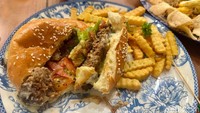 Burgernya terasa nikmat. Tekstur daging cincangnya masih tercecap dengan rasa daging sapi berbumbu lada garam yang sedap. Ditambah lelehan keju yang gurih. Foto: Andi Annisa DR/detikFood