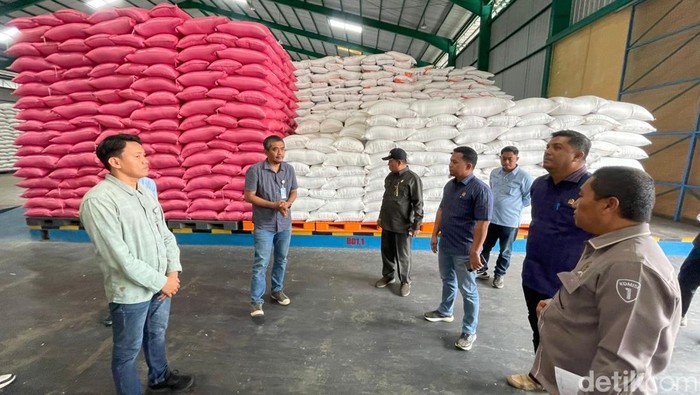 DPRD Parepare saat sidak di gudang beras Bulog.