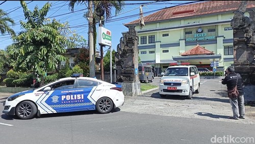 Dua ambulans yang membawa dua jenazah diduga korban tenggelamnya KMP Tunu Pratama Jaya yang diberangkatkan menuju RDUD Blambangan untuk proses identifikasi, Rabu (8/7/2025). (I Putu Adi Budiastrawan/detikBali).