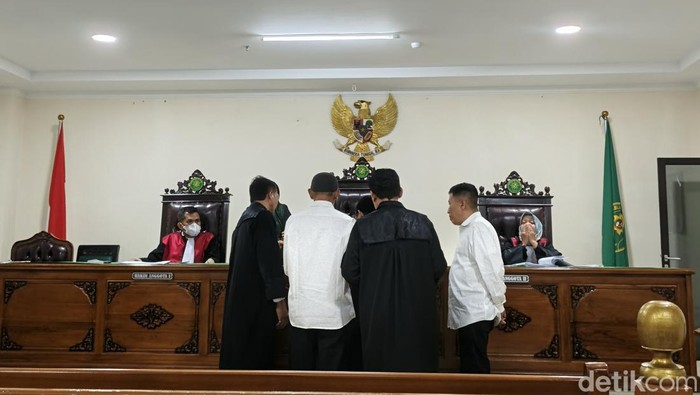 Dua karyawan Annar Sampetoding dihadirkan dalam sidang kasus uang palsu di PN Sungguminasa Gowa.