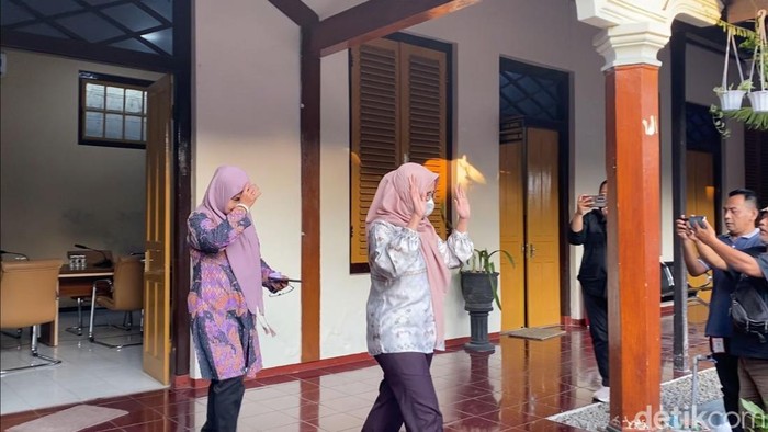 Eks Bupati Blitar Mak Rini di Kejari Blitar