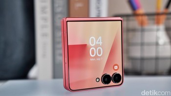 Samsung Galaxy Z Flip7 hadir dengan peningkatan signifikan pada Flex Window (layar luar). Kini berukuran 4,1 inch beresolusi 2520 x 1080 pixel, lebih besar dari 3,4 inch resolusi 2376 x 968 pixel pada generasi sebelumnya. Refresh ratenya pun menjadi 120Hz meningkat dari 60Hz di Galaxy Z Fold6. Peningkatan ini memungkinkan interaksi yang lebih kaya dan fungsional tanpa perlu membuka perangkat. Foto: Adi Fida Rahman/detikINET