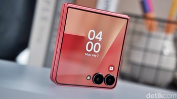 Samsung Galaxy Z Flip7 hadir dalam dua varian memori untuk pasar Indonesia: Galaxy Z Flip7 12GB/256GB: Rp 17.999.000 Galaxy Z Flip7 12GB/512GB: Rp 19.999.000. Samsung membuka preorder dengan bonus mencapai Rp 8 jutaan. Foto: Adi Fida Rahman/detikINET
