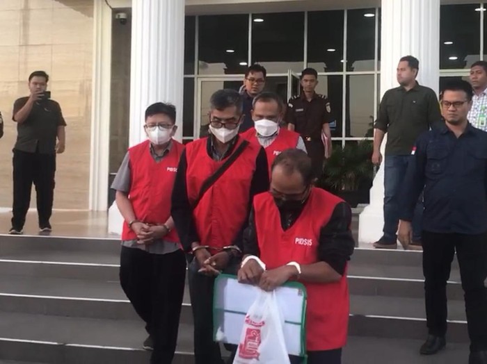 Empat tersangka dugaan tindak pidana korupsi pengadaan lampu menara suar ditahan Kejari Cilacap, Rabu (9/7/2025).