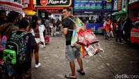 Di tengah gegap gempita Jakarta Fair Kemayoran (JFK) 2025, satu pemandangan unik kembali muncul dan menyita perhatian antrean panjang warga yang memborong camilan dalam jumlah besar, bahkan tak jarang dengan harga fantastis hingga jutaan rupiah.