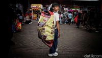 Tak tanggung-tanggung, sebagian pengunjung bahkan rela membawa koper kosong khusus untuk menampung jajanan ringan tersebut.