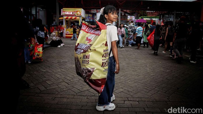 Sejumlah foto portrait series warga berpose dengan belanjaan snack makanannya di kawasan Jakarta Fair Kemayoran, Jakarta Pusat, Rabu (9/7/2025).