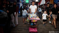 Isi koper itu bukan pakaian atau oleh-oleh khas luar negeri, melainkan beraneka camilan kekinian—dari keripik pedas, biskuit rasa unik, hingga makanan ringan berbumbu khas Korea dan Jepang.