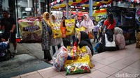 Fenomena belanja snack dalam jumlah besar ini memang bukan hal baru di Jakarta Fair. Setiap tahun, pemandangan koper berisi camilan menjadi semacam ‘ritual’ tahunan yang seolah tak bisa dipisahkan dari identitas JFK. Bagi sebagian warga, inilah ajang yang paling ditunggu-tunggu karena bisa berburu produk makanan kekinian, mencoba sampel gratis, dan tentu saja—berburu diskon.