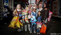 Meski begitu, muncul pertanyaan di kalangan netizen maupun sebagian pengunjung lainnya: apakah tidak sayang menghabiskan uang jutaan hanya untuk makanan ringan? Bukankah bisa digunakan untuk kebutuhan lain yang lebih prioritas?