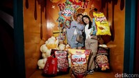 Menanggapi hal itu, banyak pengunjung memiliki pandangan tersendiri. Bagi mereka, berbelanja snack dalam jumlah besar bukan sekadar konsumsi, tetapi juga bagian dari gaya hidup, bentuk ekspresi diri, bahkan cara melepas stres. Apalagi di tengah tekanan ekonomi dan rutinitas harian yang padat, membeli camilan favorit bisa menjadi bentuk ‘self reward’.