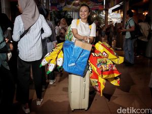 Fenomena Unik di Jakarta Fair, Borong Snack Pakai Koper