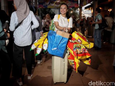 Fenomena Unik di Jakarta Fair, Borong Snack Pakai Koper