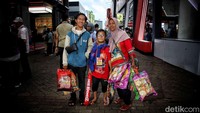 Tak ada yang menyalahkan fenomena ini. Tidak ada larangan hukum, tidak ada aturan sosial yang melarang seseorang membelanjakan uangnya demi camilan favorit. Namun, fenomena ini tetap menarik untuk dilihat dari berbagai sisi mulai dari pola konsumsi warga urban, daya tarik promosi dan marketing produk makanan, hingga dinamika ekonomi masyarakat kelas menengah yang terus tumbuh.
