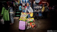Di area hall makanan dan minuman, deretan booth snack dan makanan ringan lokal dan impor selalu ramai dikerubungi pembeli. Tidak hanya sekadar membeli sebungkus dua bungkus, banyak dari mereka terlihat mengangkut belanjaan dalam jumlah besar kardus, tas jinjing jumbo, bahkan koper beroda yang biasa dipakai untuk traveling.