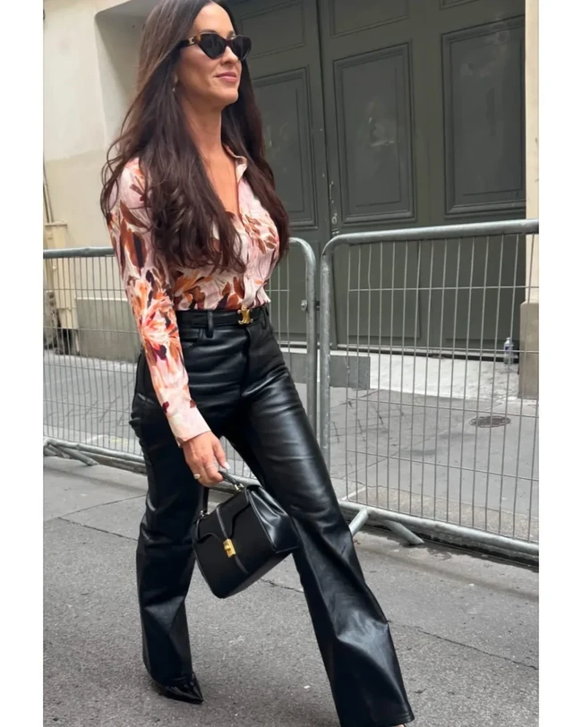 Soal koleksi terbaru Celine, Morissette mengapresiasi keberanian Rider mengambil risiko, sesuatu yang menurutnya makin jarang ditemukan dalam peragaan busana akhir-akhir ini. “Kebanyakan terlalu aman, terlalu terkekang,” katanya kepada majalah Interview usai peragaan. “Tapi koleksi ini punya elemen rock, kain yang luar biasa, dan keberanian yang menyenangkan,” tambahnya. (Foto: Instagram/@all_alanis_morissette)