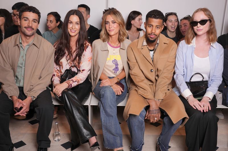 Gaya Alanis Morissette di Fashion Show Celine Spring 2026
