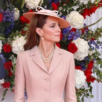 Tanggal 8 Juli menjadi momen penting ketika Kate menyambut Presiden Prancis Emmanuel Macron dan istrinya. Untuk pertama kalinya, ia tampil mengenakan busana Dior. Ini menjadi penampilan perdananya mengenakan busana dari rumah mode asal Prancis itu. Penampilannya dilengkapi anting mutiara Collingwood milik Putri Diana, topi merah muda dengan detail pita karya Jess Collett, serta kalung mutiara dari koleksi Ratu Elizabeth.  Foto: Chris Jackson/Getty Images