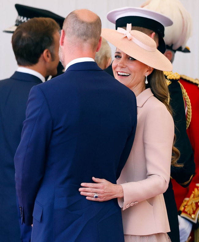 Ada juga momen lain yang tak kalah manis. Saat berada di Royal Dais bersama Raja Charles dan Ratu Camilla, Kate terlihat melingkarkan tangan di punggung William dengan gerakan yang terkesan protektif dan penuh perhatian. Foto: Max Mumby/Indigo/Getty Images