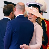 Ada juga momen lain yang tak kalah manis. Saat berada di Royal Dais bersama Raja Charles dan Ratu Camilla, Kate terlihat melingkarkan tangan di punggung William dengan gerakan yang terkesan protektif dan penuh perhatian. Foto: Max Mumby/Indigo/Getty Images