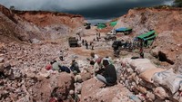 Warga menambang material yang diduga mengandung emas di kawasan perbukitan Sekotong, Lombok Barat, NTB, Rabu (9/7/2025). Aktivitas ini masih berlangsung tanpa izin resmi. Foto: ANTARA FOTO/Dhimas Budi Pratama