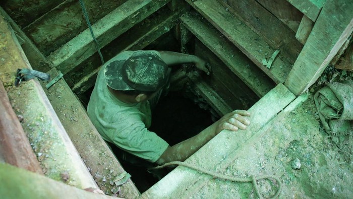 Warga menambang material yang diduga mengandung emas di kawasan perbukitan Sekotong, Lombok Barat, NTB, Rabu (9/7/2025). Pemerintah Kabupaten Lombok Barat berupaya meningkatkan perekonomian masyarakat dengan berencana membuat legalitas sejumlah kawasan perbukitan Sekotong sebagai tambang rakyat ramah lingkungan tanpa menggunakan merkuri melalui sistem kelola dibawah kendali koperasi. ANTARA FOTO/Dhimas Budi Pratam/sgd/wpa.