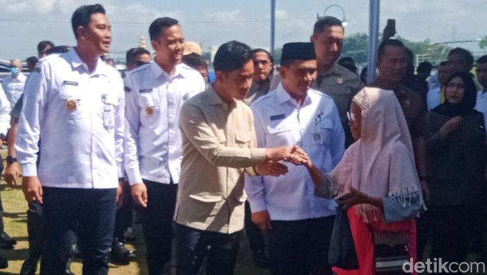 Wakil Presiden RI Gibran Rakabuming Raka saat berada di Rawa Jombor, Bayat, Klaten, Rabu (9/7/2025). Gibran ke Klaten untuk agenda menebar benih ikan nila.
