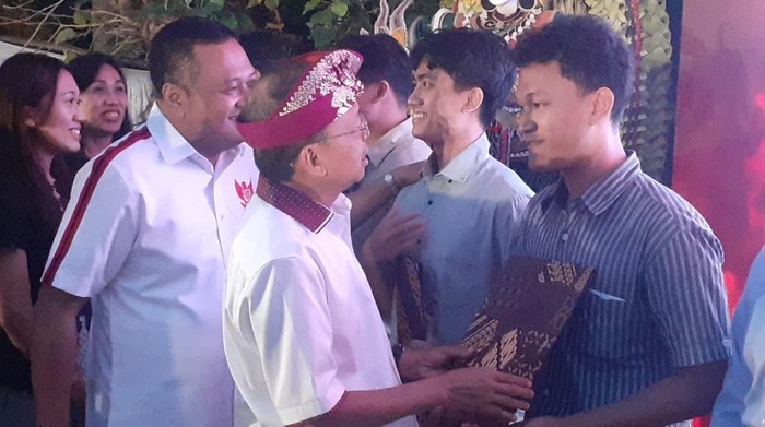 Gubernur Bali I Wayan Koster bersama Bupati Gianyar I Made Mahayastra resmi meluncurkan Program Beasiswa Gianyar dan Beasiswa Lembaga Pelatihan Kerja (LPK) di Taman Maheswara, Kantor Bupati Gianyar, Selasa (8/7/2025) kemarin.