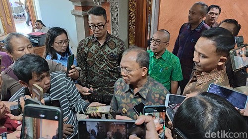Gubernur Bali Wayan Koster saat ditemui seusai rapat paripurna DPRD Bali, Rabu (9/7/2025). (Ahmad Firizqi)