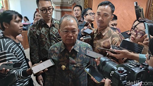 Gubernur Bali Wayan Koster saat ditemui usai rapat paripurna DPRD Bali, Rabu (9/7/2025). (Ahmad Firizqi Irwan/detikBali)