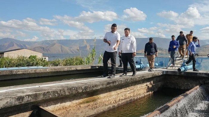 Gubsu Bobby Nasution sidak ke PDAM Tirtanadi cabang Samosir. (Istimewa)