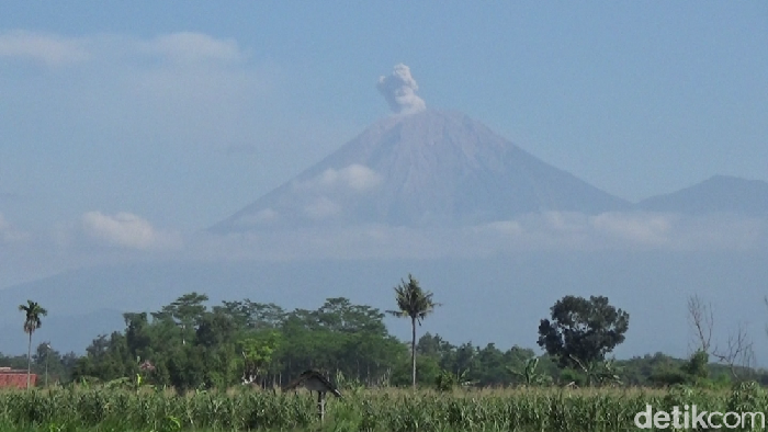 Gunung Semeru erupsi
